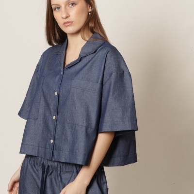Conjunto feminino azul escuro com camisa de manga curta e calças com cordão