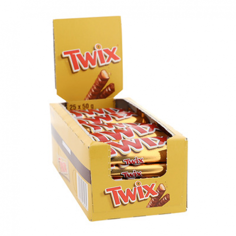 Caixa amarela com barras de chocolate Twix embaladas individualmente