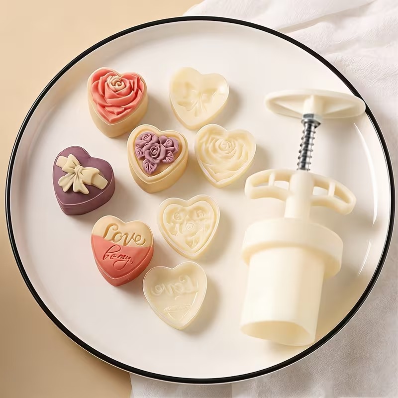 Molde de Injetar Coração ( 4 Modelos) - Conjunto de cortadores de bolachas em forma de coração com desenhos em relevo num prato branco