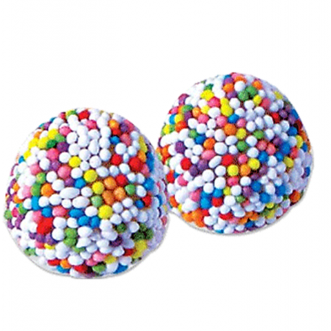 Dois doces coloridos com granulados variados sobre fundo branco