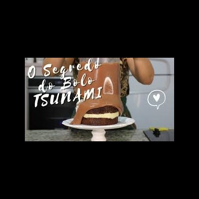 Bolo Tsunami com cobertura de chocolate castanho e recheio branco