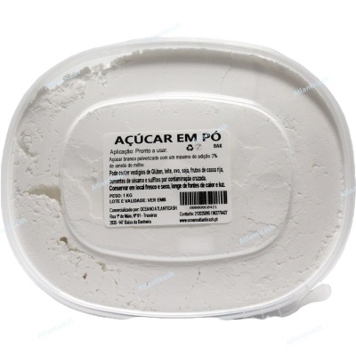 Embalagem branca com açúcar em pó e rótulo com texto em português