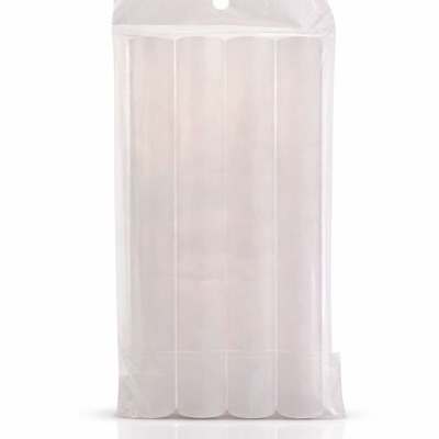 Pacote transparente com quatro bastões de cola quente brancos em embalagem plástica