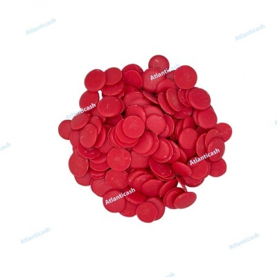 Fichas de jogo vermelhas empilhadas sobre fundo branco