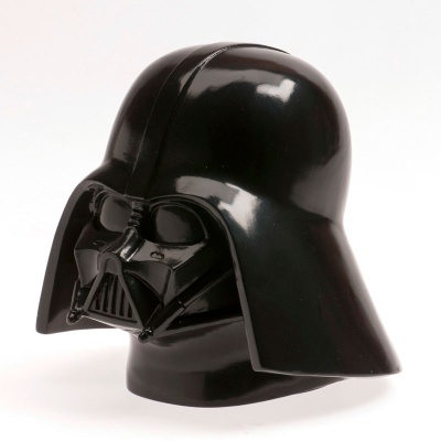 Capacete preto brilhante do Darth Vader em suporte branco
