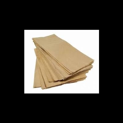 Pilha de sacos de papel castanho sobre superfície branca