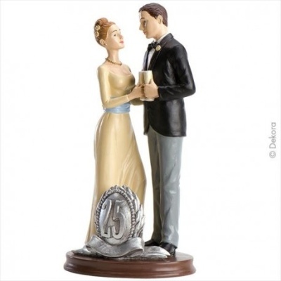 Estatueta de casal formal com número 25 prateado na base