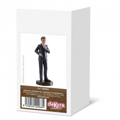 Figura masculina com fato azul escuro sobre base preta em embalagem branca