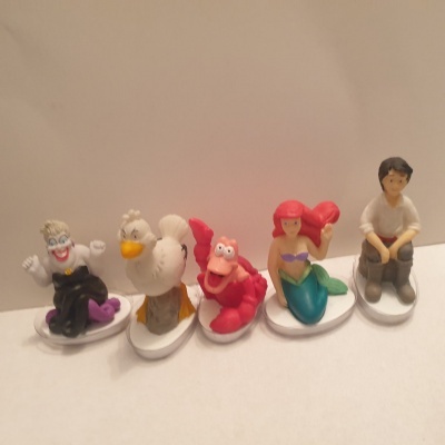 Figuras em miniatura de personagens da Pequena Sereia em plástico com bases oval