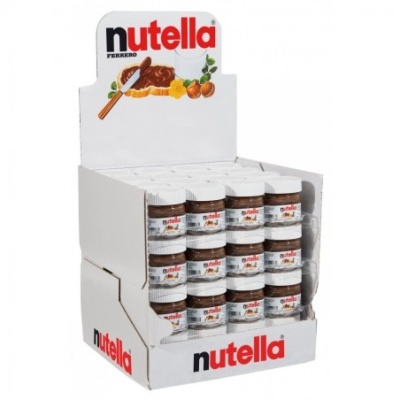 Expositor branco com frascos pequenos de Nutella Ferrero, com tampa branca e logo vermelho e preto.