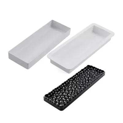Três tabuleiros retangulares, dois brancos lisos e um preto texturizado em plástico