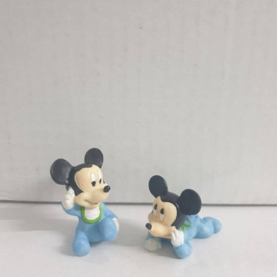 Figuras de brinquedo de Mickey Mouse em azul e preto, uma sentada e outra deitada, fundo branco.