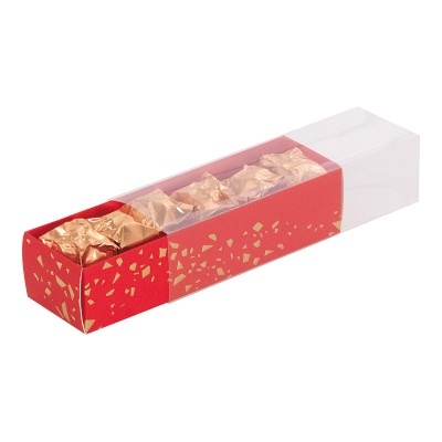 Caixa vermelha com padrão dourado e tampa transparente contendo quatro objetos embalados em papel dourado