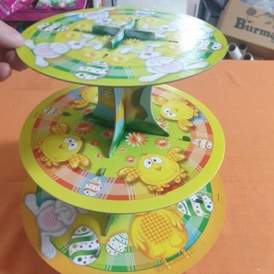 Suporte para bolos de três andares com decoração de Páscoa em papelão