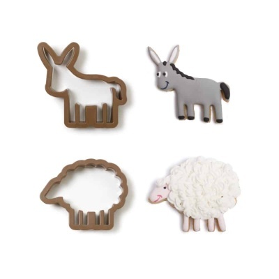 Molde e biscoito decorado forma burro e ovelha sobre fundo branco
