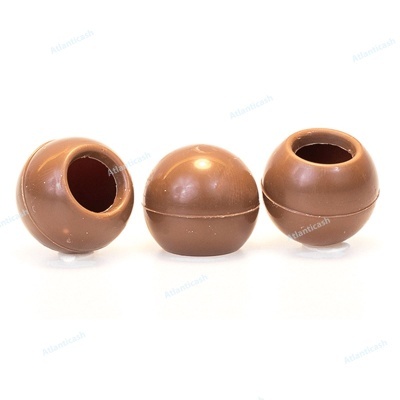 Três bolas ocas de chocolate ao leite