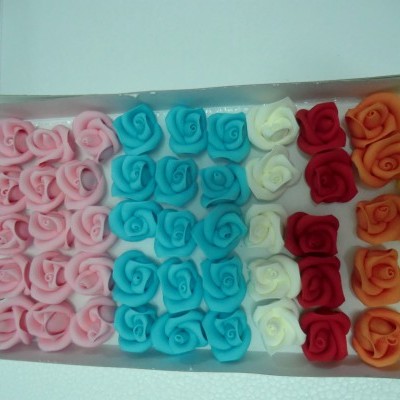 Flores artificiais coloridas organizadas em caixa