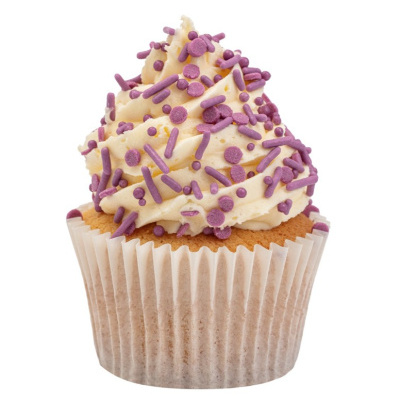 Cupcake com cobertura branca e granulados roxos