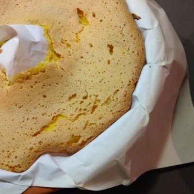 Bolo dourado com cobertura rachada sobre papel branco