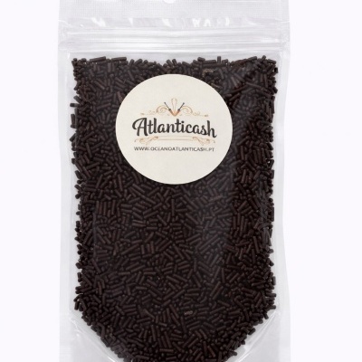 Saco transparente com granulados castanho escuro e etiqueta ATLANTICASH