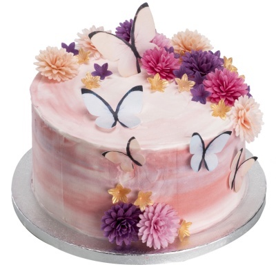 Bolo redondo decorado com flores coloridas e borboletas sobre base prateada