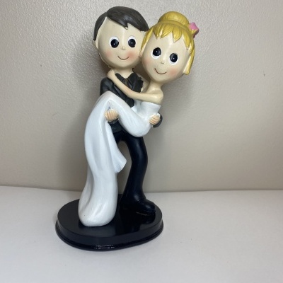 Figurina de noivos com noivo de fato preto e noiva de vestido branco