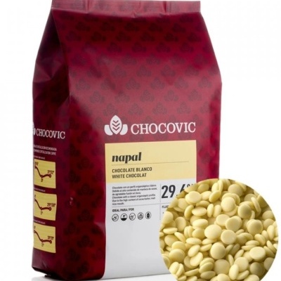Pacote vermelho de chocolate branco da marca CHOCOVIC com etiqueta amarela e pastilhas de chocolate branco