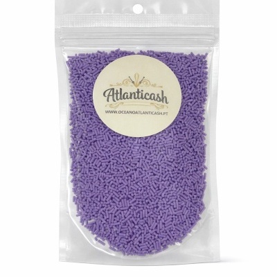 Pacote plástico com grânulos roxos e etiqueta Atlanticash