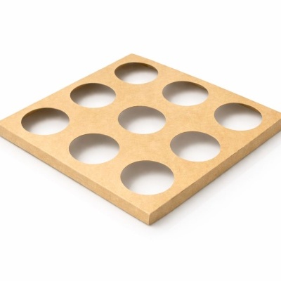 Suporte castanho com nove buracos circulares