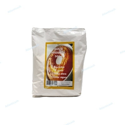 Pacote branco com etiqueta amarela mostrando bolo e receita