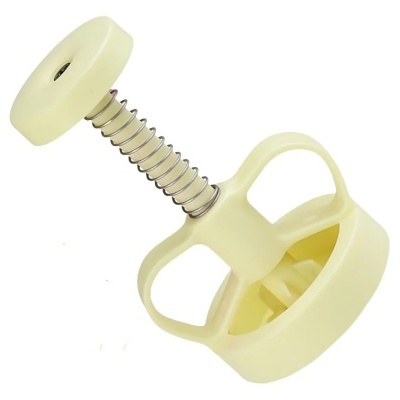 Aparelho de plástico amarelo claro com molas metálicas para moldar alimentos