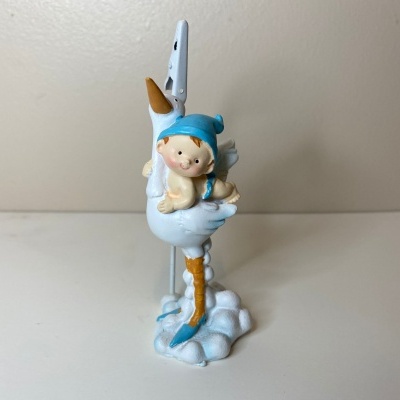 Figura decorativa de bebé com cegonha branca e gorro azul em cerâmica