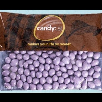 Embalagem de doces candycat com balas lilás visíveis