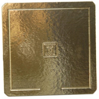 Base quadrada dourada para bolos com selo ao centro