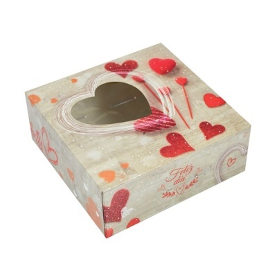 Caixa decorativa em papelão com corações vermelhos e janela em forma de coração