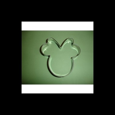 Forma de cortar em metal com contorno arredondado sobre fundo verde