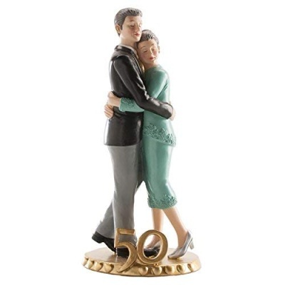 Escultura de casal abraçado com base dourada e número 70