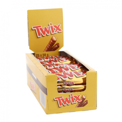 Caixa amarela com barras de chocolate Twix embaladas individualmente