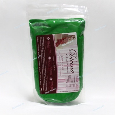 Pacote transparente com produto verde e etiqueta detalhada