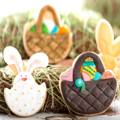 Biscoitos decorativos de Páscoa em forma de coelho e cesta com ovos coloridos