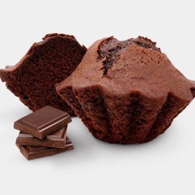 Bolos de chocolate e pedaços de chocolate