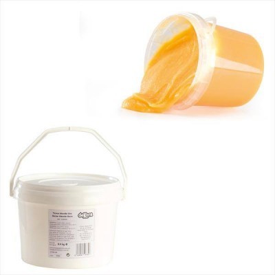 Recipientes de plástico branco com doce alaranjado, fundo branco