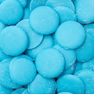 Pastilhas redondas azul claro com textura opaca
