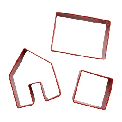 Três cortantes de massa vermelhos de plástico em formas diversas