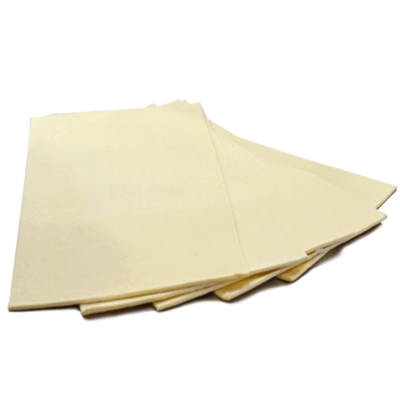 Sete folhas retangulares cor creme empilhadas com textura lisa