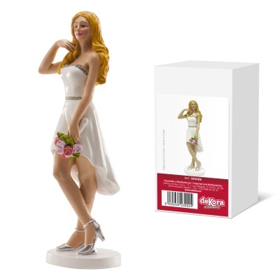 Figura decorativa de noiva em vestido branco com buquê de rosas ao lado da caixa da marca deKora