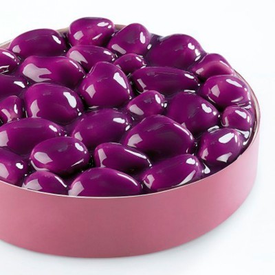 Bolo redondo com cobertura roxa brilhante numa base rosa