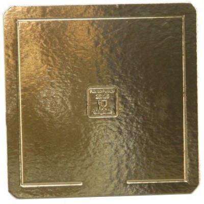 Base quadrada para bolo em cartão dourado com relevo no centro
