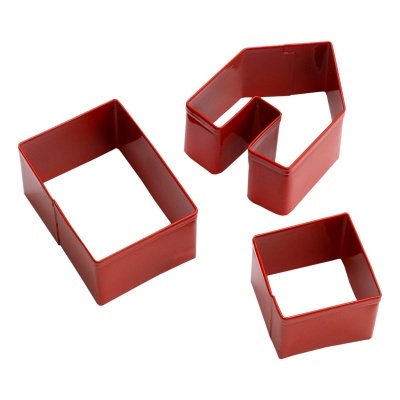 Três cortadores de biscoitos vermelhos em formas variadas