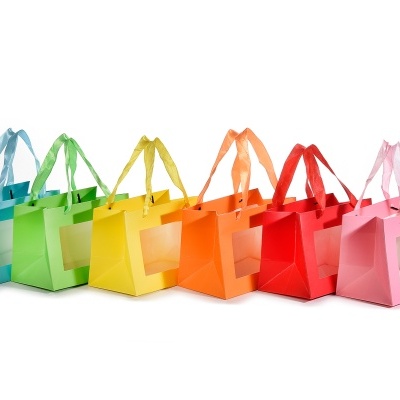 Sacos de papel coloridos para presente alinhados em fila